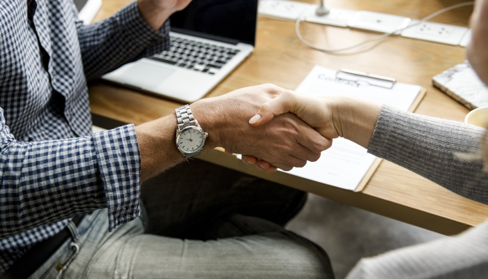 男子，37岁，在英国警方调查与哈马斯有关的网上帖子时被捕