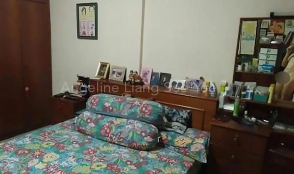 眼尖的朋友指出房地产经纪人家庭照片中令人难堪的意外