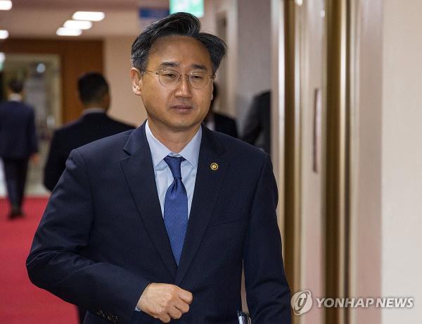 This file photo, taken Oct. 17, 2023, shows Former Vice Defense Minister Shin Beom-chul, walking down a corridor to attend a Cabinet meeting at the government complex in Seoul. (Yonhap)