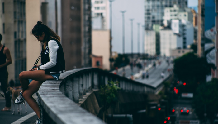 科罗拉多州一名警察在追捕嫌疑人时从桥上坠下身亡 科罗拉多州一名警察在追捕嫌疑人时从桥上坠下身亡