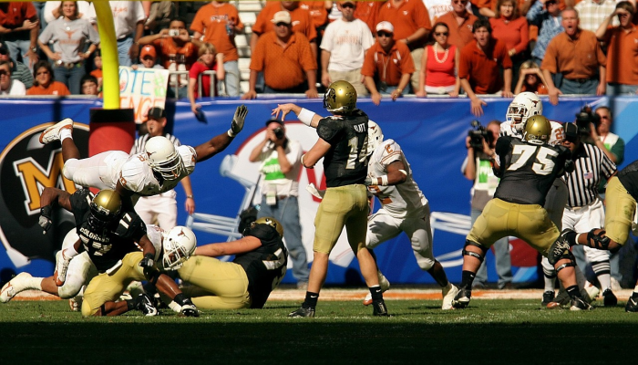 珀斯野猫队在进攻后撤下科里·韦伯斯特