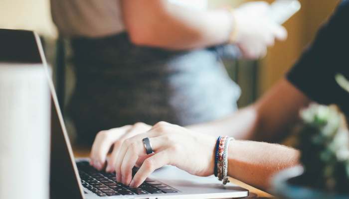 根据新的立法协议,加州医疗工作者的最低工资将达到25美元 根据新的立法协议,加州医疗工作者的最低工资将达到25美元