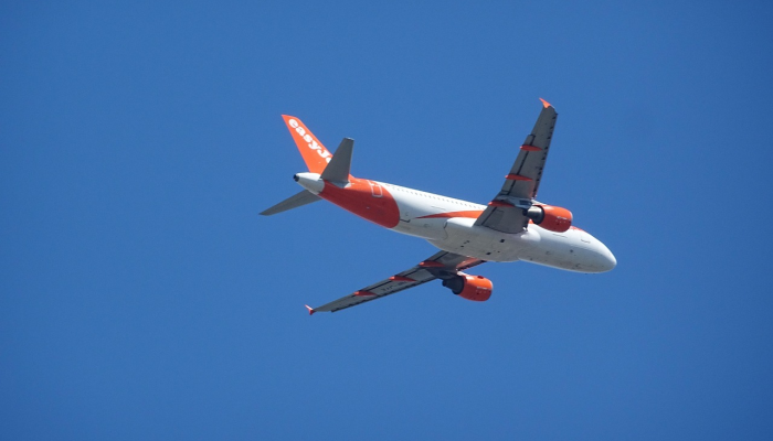 极端天气使乘客惊恐万分,飞机降落时挡风玻璃破碎,机头折断 极端天气使乘客惊恐万分,飞机降落时挡风玻璃破碎,机头折断