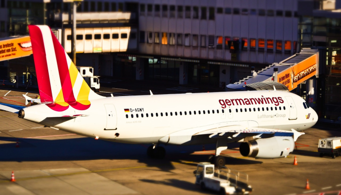 日本交通官员和警方对飞机相撞事件展开调查 日本交通官员和警方对飞机相撞事件展开调查