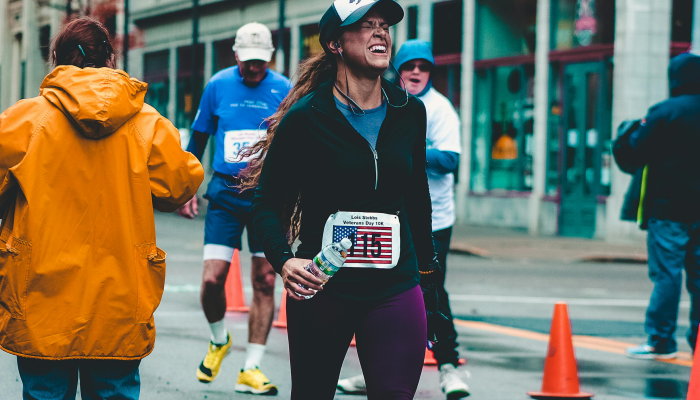 据报道,比赛结束后,49人队和突袭队的球迷在加州In-N-Out爆发了争吵 据报道,比赛结束后,49人队和突袭队的球迷在加州In-N-Out爆发了争吵