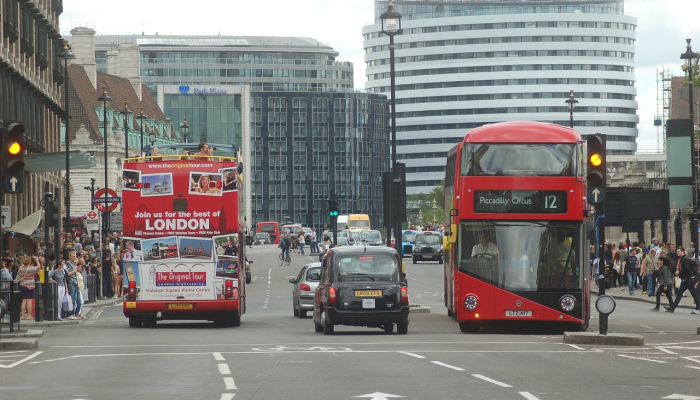 一辆卡车冲入葬礼人群,造成6人死亡,25人受伤 一辆卡车冲入葬礼人群,造成6人死亡,25人受伤