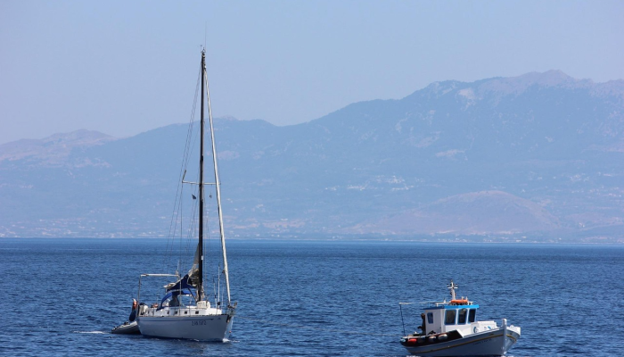 救援船在地中海救起500名移民