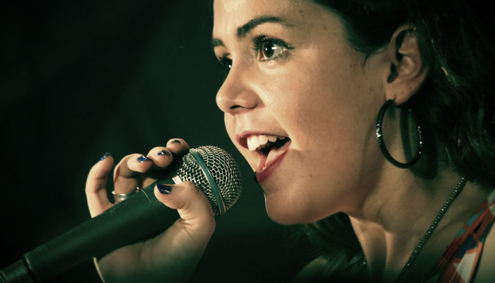 弗洛伦斯·皮尤被粉丝人群投掷的物体击中脸部后感到震惊 弗洛伦斯·皮尤被粉丝人群投掷的物体击中脸部后感到震惊