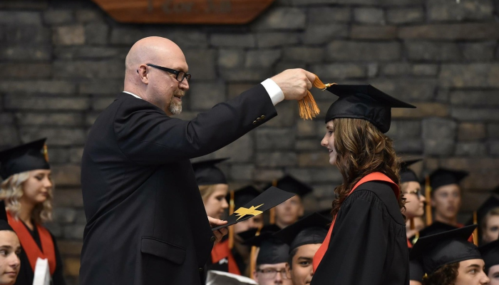 对被淘汰的恐惧困扰着受过大学教育的美国工人