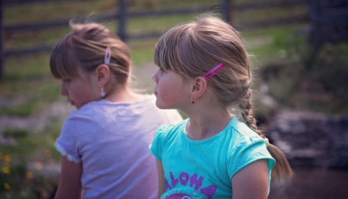 女儿检查妈妈的彩票获奖让他们的家人“跳上跳下”