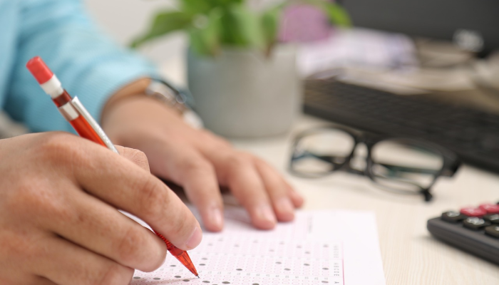 华尔街的银行家们想要拿走你最喜欢的工作津贴