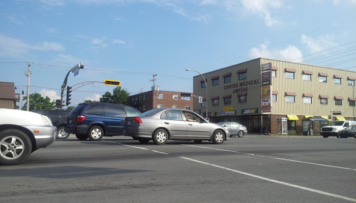 巨兽在高速公路上袭击了家庭汽车