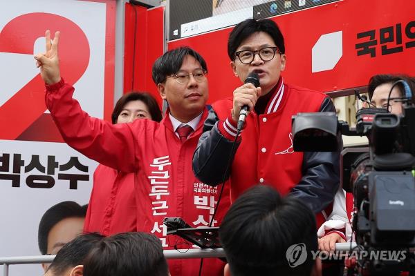 People Power Party leader Han Dong-hoon (R) campaigns for Park Sang-soo, a candidate for the April 10 parliamentary elections, in Seo Ward, Incheon, on March 30, 2024. (Yonhap)