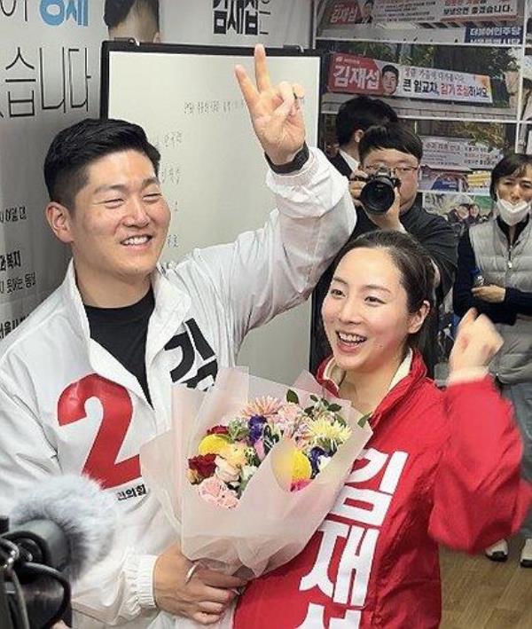 Kim Jae-sub (L) of the ruling People Power Party and his wife celebrate his victory in this week's general election from Seoul's Dobong A district on April 11, 2024. This photo was provided by Kim. (PHOTO NOT FOR SALE) (Yonhap)