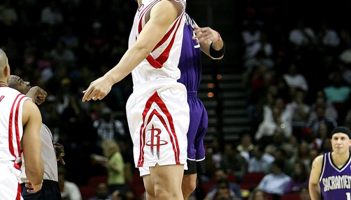 在篮球世界杯上，美国队以109比81轻松击败希腊队，晋级第二轮