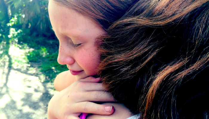 两个孩子的母亲在洛杉矶南部被SUV撞;目击者说，她的丈夫赶到现场，发现她已经死了