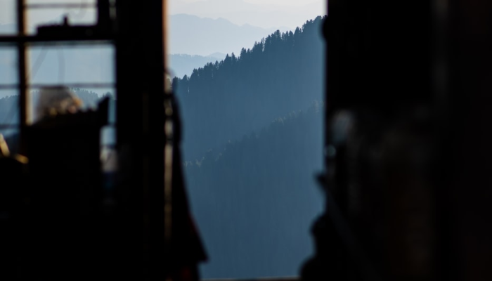 即将被杀手处决的父亲平静地将女儿交给女人 即将被杀手处决的父亲平静地将女儿交给女人