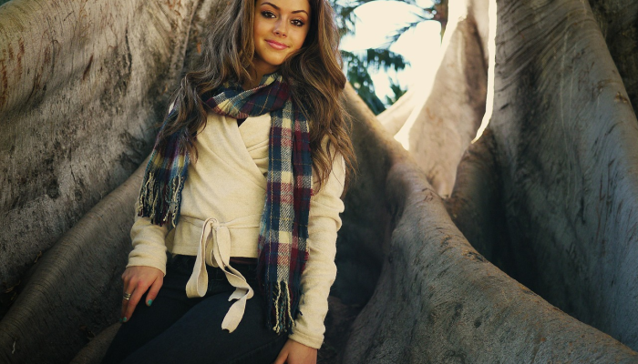 即将被杀手处决的父亲平静地将女儿交给女人 即将被杀手处决的父亲平静地将女儿交给女人