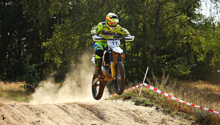 家庭称孩子死于摩托车越野“怪异事故”