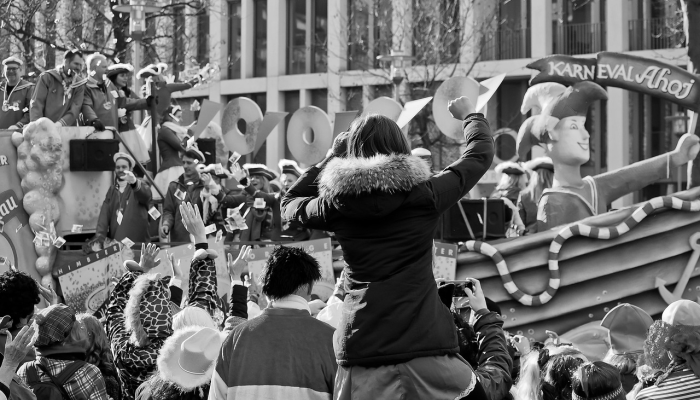 女性在1983年法国的“争取平等游行”中发挥了核心作用 女性在1983年法国的“争取平等游行”中发挥了核心作用