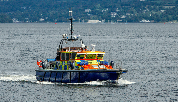 密苏里州警方称，一艘船在欧扎克撞上巨大的尾流并坠毁，造成乘客死亡