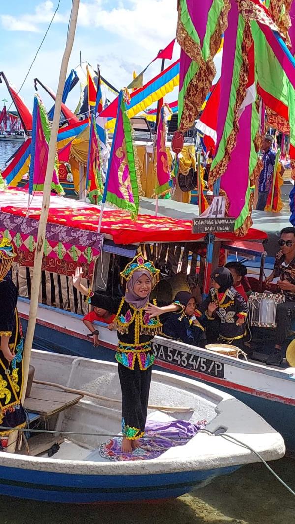 A young girl performing the Igal-Igal on her family's lepa.