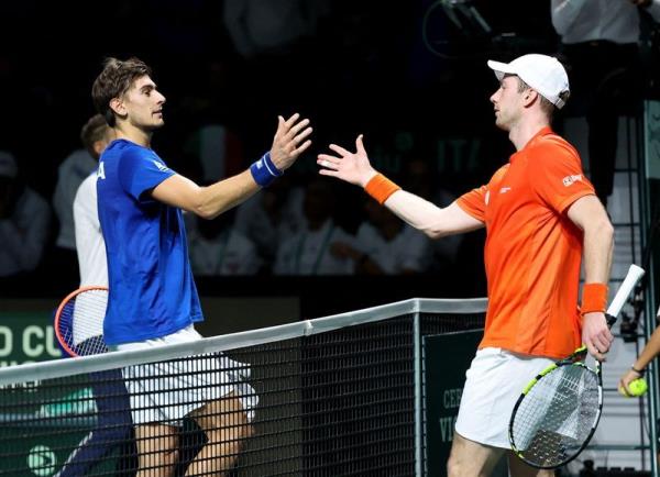 在戴维斯杯四分之一赛中，范·德·赞德舒普带领荷兰队1-0领先意大利队