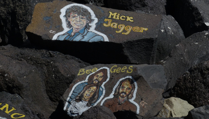 地震发生两天后,一名男子从废墟中被救出 地震发生两天后,一名男子从废墟中被救出