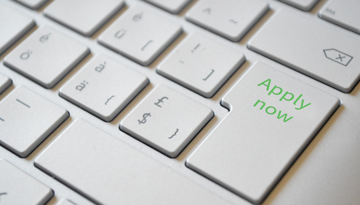 联邦调查局称，前飞行员再次分享空乘人员的裸照他要回监狱了