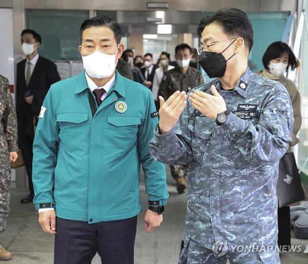 Defense Minister Shin Won-sik (L) is briefed on emergency room operations at the Armed Forces Daejeon Hospital in Daejeon, 139 kilometers south of Seoul, by Lee Cook-jong, the head of the hospital, on March 5, 2024, in this photo provided by Shin's office. (PHOTO NOT FOR SALE) (Yonhap)