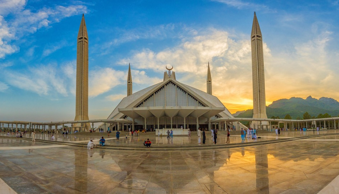 大约20万伊朗人在上半年涌向东部城市