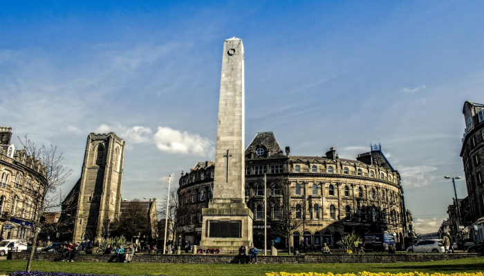 “让英国伟大”：右翼新贵威胁英国保守党