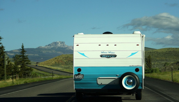 大约13000名美国汽车工人开始罢工，要求提高工资和福利