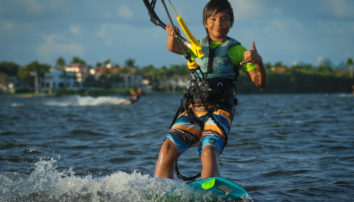 南澳大利亚海域，一名15岁的冲浪少年在第三次鲨鱼袭击中死亡