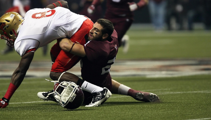 在比赛中，投球手可因摘下头盔而被要求离场