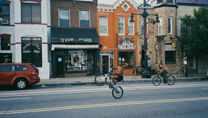 在班加罗尔的道路上发现了特斯拉病毒的照片