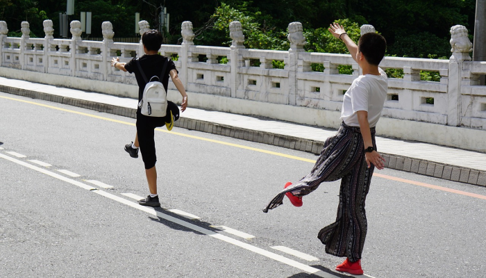 13岁的家政人员被雇主用锤子折磨,脱光衣服,被狗咬 13岁的家政人员被雇主用锤子折磨,脱光衣服,被狗咬