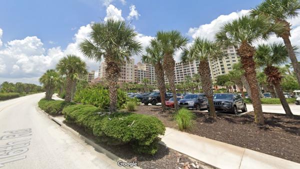 佛罗里达州警方称，当母亲与两名男子发生毒品性行为时，男孩在房间里，其中一人死亡