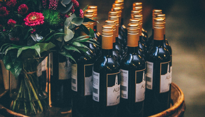 一名男子因为没有酒而错过了新年前夜朋友的婚礼:“想整晚喝酒”病毒后 一名男子因为没有酒而错过了新年前夜朋友的婚礼:“想整晚喝酒”病毒后