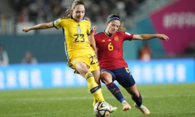 Aitana Bonmatí (right) challenges Elin Rubensson