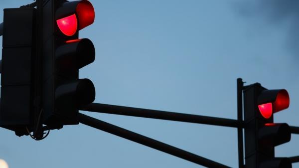 在单行道上遇到红灯左拐合法吗？北卡罗来纳州的法律是这样说的