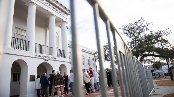 亚历克斯·默道谋杀案审判：炸弹威胁后法院疏散