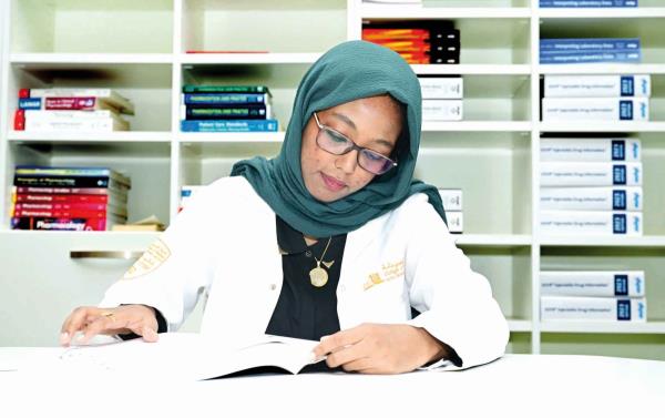 卡塔尔大学一名学生开始了从药学学士到药学博士的旅程