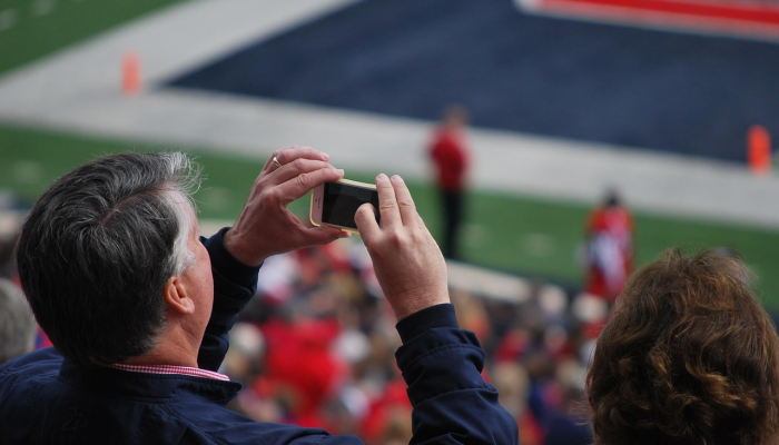 随身摄像机显示指挥官在被捕前与记者对峙 随身摄像机显示指挥官在被捕前与记者对峙