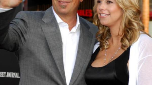 凯文·科斯特纳“在理查德·布兰森爵士的岛上聚会，从痛苦的离婚传奇中恢复过来”