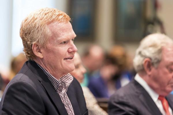 亚历克斯·默达幸存的儿子出庭受审