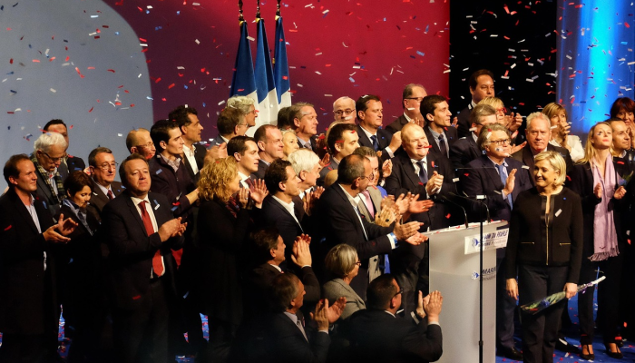 英国皇家海军威尔士亲王号在经过9个月的维修后离开干船坞