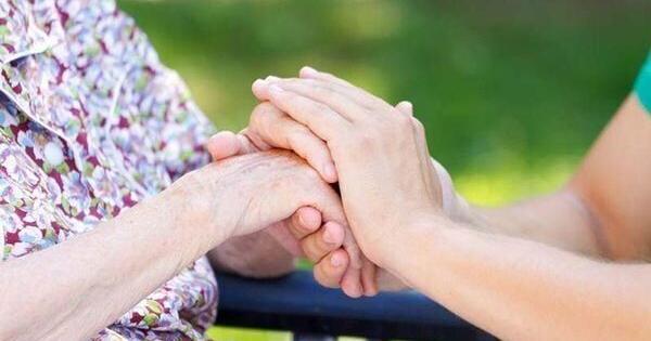 50岁以上的美国人有一半现在是护理人员