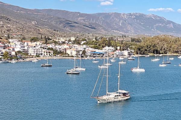 乘坐帆船探索希腊的萨罗尼克湾