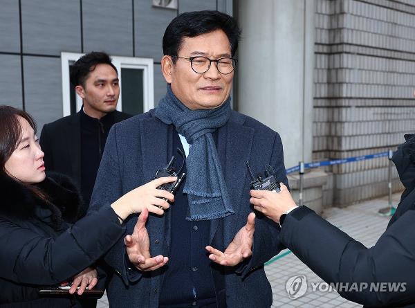Song Young-gil, a former head of the Democratic Party, leaves the Seoul Central District Court on Dec. 18, 2023, following a hearing. (Yonhap)